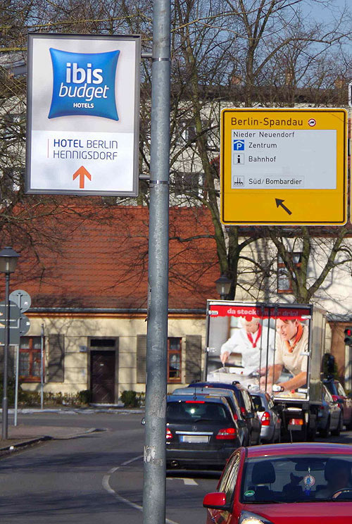 Hinweiswerbung ibis Hotel in Hennigsdorf